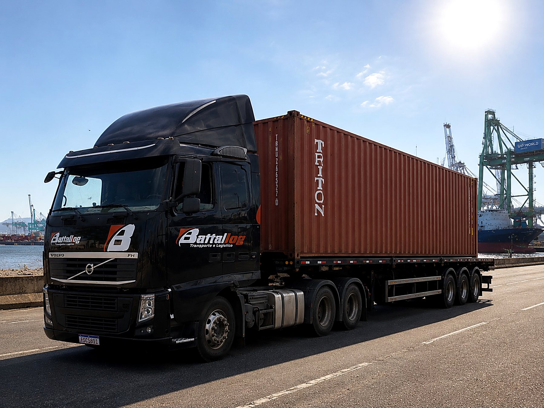 Carreta Battallog com contêiner no Porto de Santos
