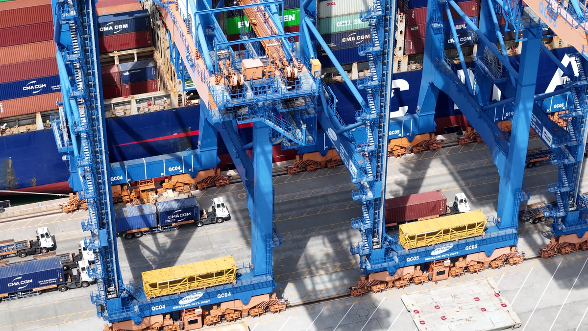 Carretas sob o portêiner em terminal do Porto de Santos