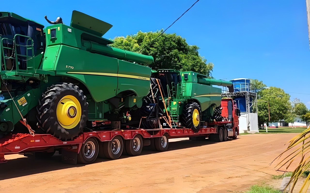 Colheitadeiras em prancha rebaixada na saída do terminal