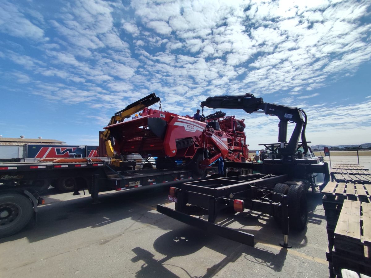 Máquina agrícola sendo posicionada sobre a prancha por equipamento do terminal
