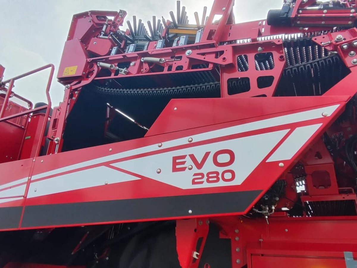 Colhedora Grimme EVO 280 amarrada sobre a prancha